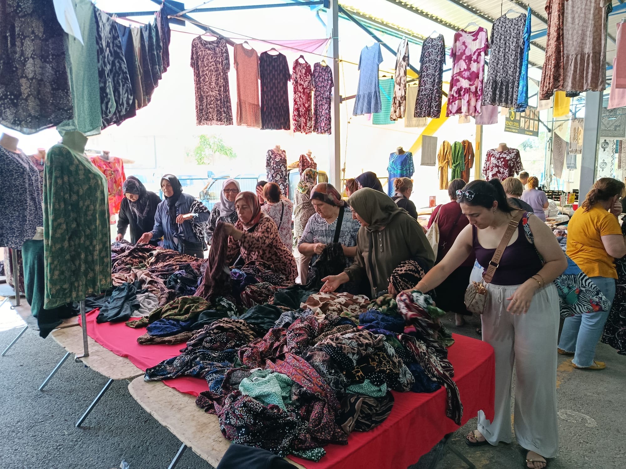 Edirne’de her hafta cuma günü kurulan ve kentin en önemli ticari noktalarından biri olan geleneksel Balkan Pazarı, bu hafta da en yoğun günlerinden birini yaşadı.
